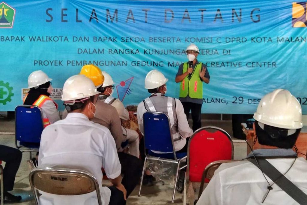 Sutiaji mendengar pemaparan dari kontraktor soal progres pembangunan MCC di lantai 1. (jaz) - Progres Pembangunan Malang Creative Center Capai 55 Persen