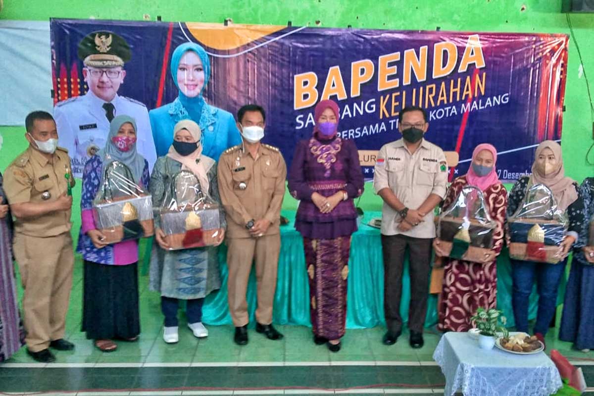 TP PKK foto bersama jajaran Bapenda dan pemerintah kecamatan saat 'Baoemda Sbang Kelurahan'. (ist) - TP PKK Apresiasi Program Bapenda Sambang Kelurahan Jilid III