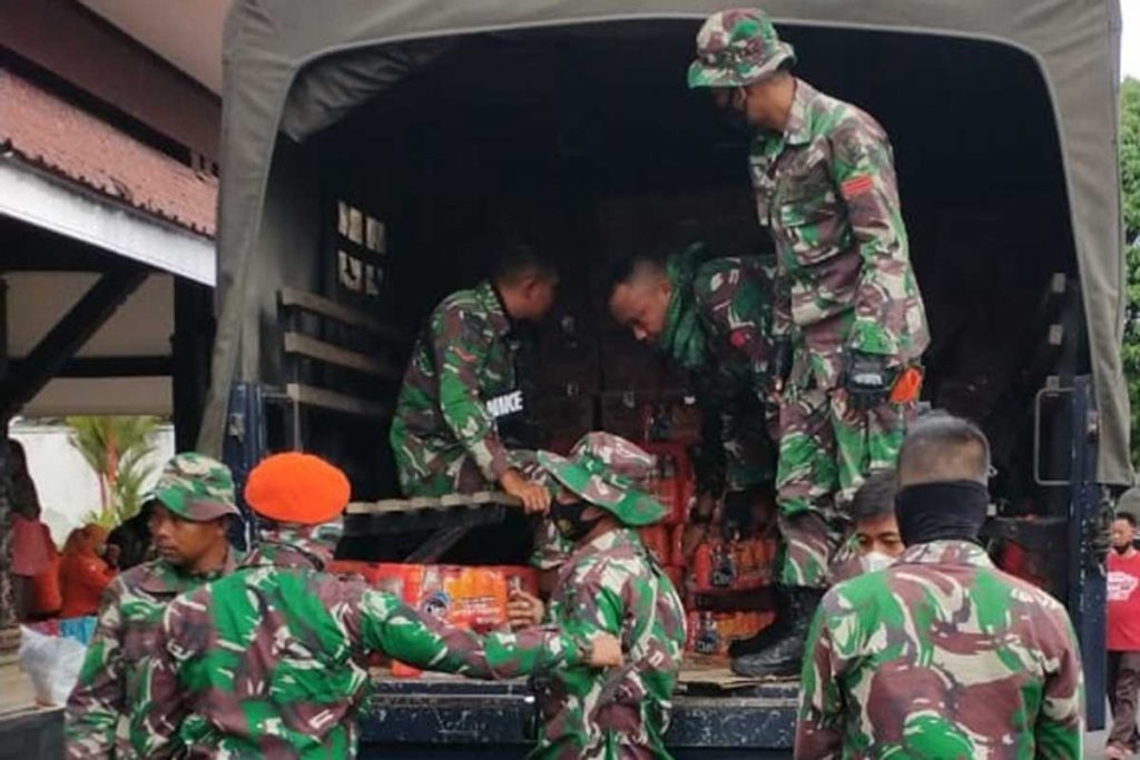 Tanggap darurat bencana dengan pengiriman bantuan. (ist) - Danlanud Abd Saleh-Bupati Lumajang Monitoring Wilayah Erupsi Gunung Semeru