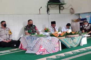 Tasyakuran potong tumpeng peletakan batu pertama musala. (ist) - Pasca Banjir Bandang, Musala Kampung Putih Direhab
