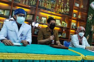 Tim dokter RSSS didampingi Kadinkes Kota Malang memberikan keterangan soal pasien alami kebutaan selepas vaksin. (ist) - Vaksin Sebabkan Gangguan Penglihatan Mata Kemungkinan Kecil