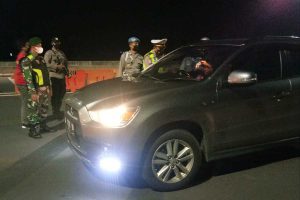 Tim gabungan memeriksa kendaraan plat nopol luar Malang. (ist) - Tim Gabungan Pantau Exit Tol Madyopuro 24 Jam