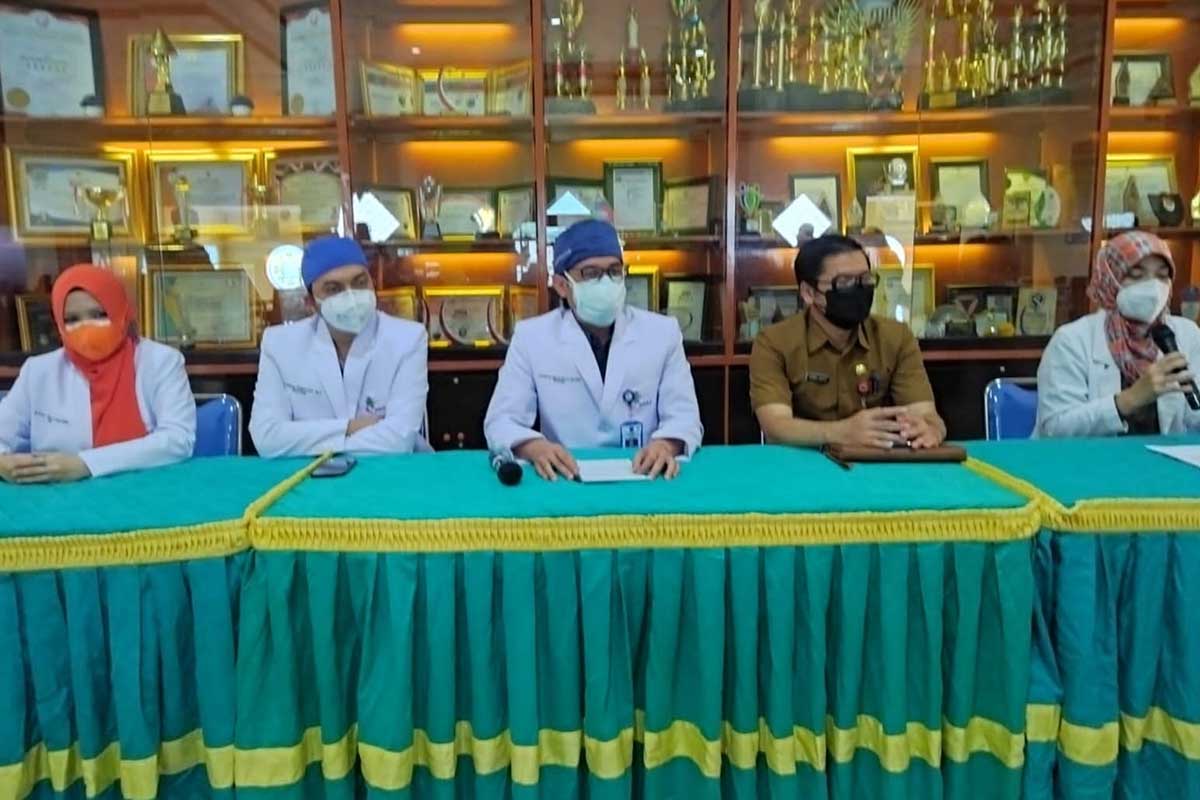 Tim medis dan Kadinkes Kota Malang saat konferensi pers di RSSA. (ist) - Warga Malang Alami Kebutaan Setelah Vaksin, Ternyata Ini Penyebabnya