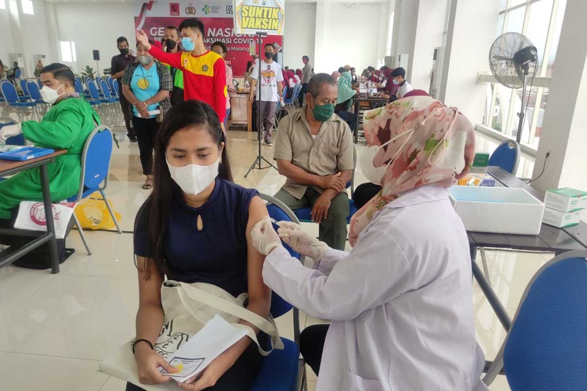 UWG gelar vaksinasi massal bagi 5.000 peserta. (rhd) - 5.000 Peserta Vaksin Kedua UWG Dapat Voucher Jutaan Rupiah