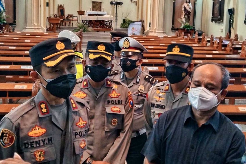 Wakapolresta Makota bersama Bagian Kepemudaan Gereja, menjelaskan penerapan prokes bagi jemaat. (jaz) - Cek Kesiapan Natal, Wakapolresta: Kuota 50 Persen Jemaat