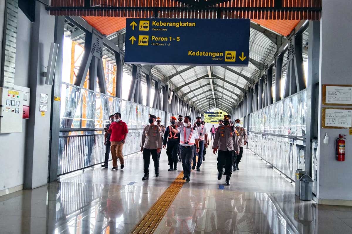 Wakapolresta Malang Kota ditemani perwakilan KAI Stasiun Kota Baru Malang. (jaz) - Antisipasi Nataru Hingga Varian Omicron, Polresta Malang Kota Tinjau Dua Titik
