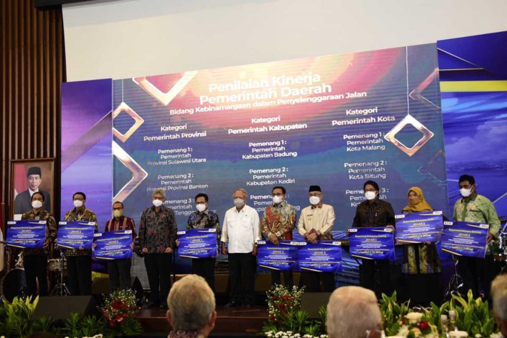 Wali Kota Malang bersama penerima bantuan dari Menteri PUPR RI. (ist) - Pemkot Malang Dapat Amanah Rp10 Miliar Bangun Ruas Jalan