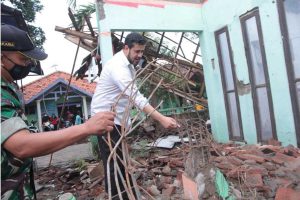 Wali Kota Probolinggo Habib Hadi Zainal Abidin meninjau lokasi. (ist) - Aula Jrebeng Lor Ambruk, Wali Kota Hadi Janji Segera Renovasi