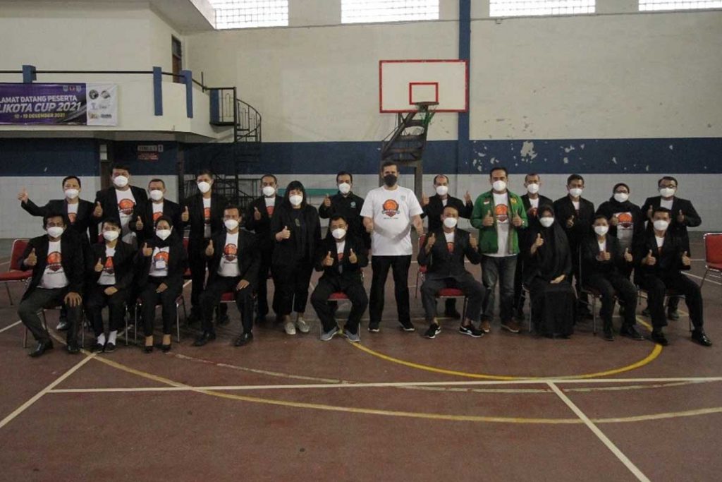 Wali Kota bersama Pengurus PERBASI. (ist) - Lama Vakum, KONI dan PERBASI Gelar Invitasi Bola Basket Pelajar se-Kota Probolinggo