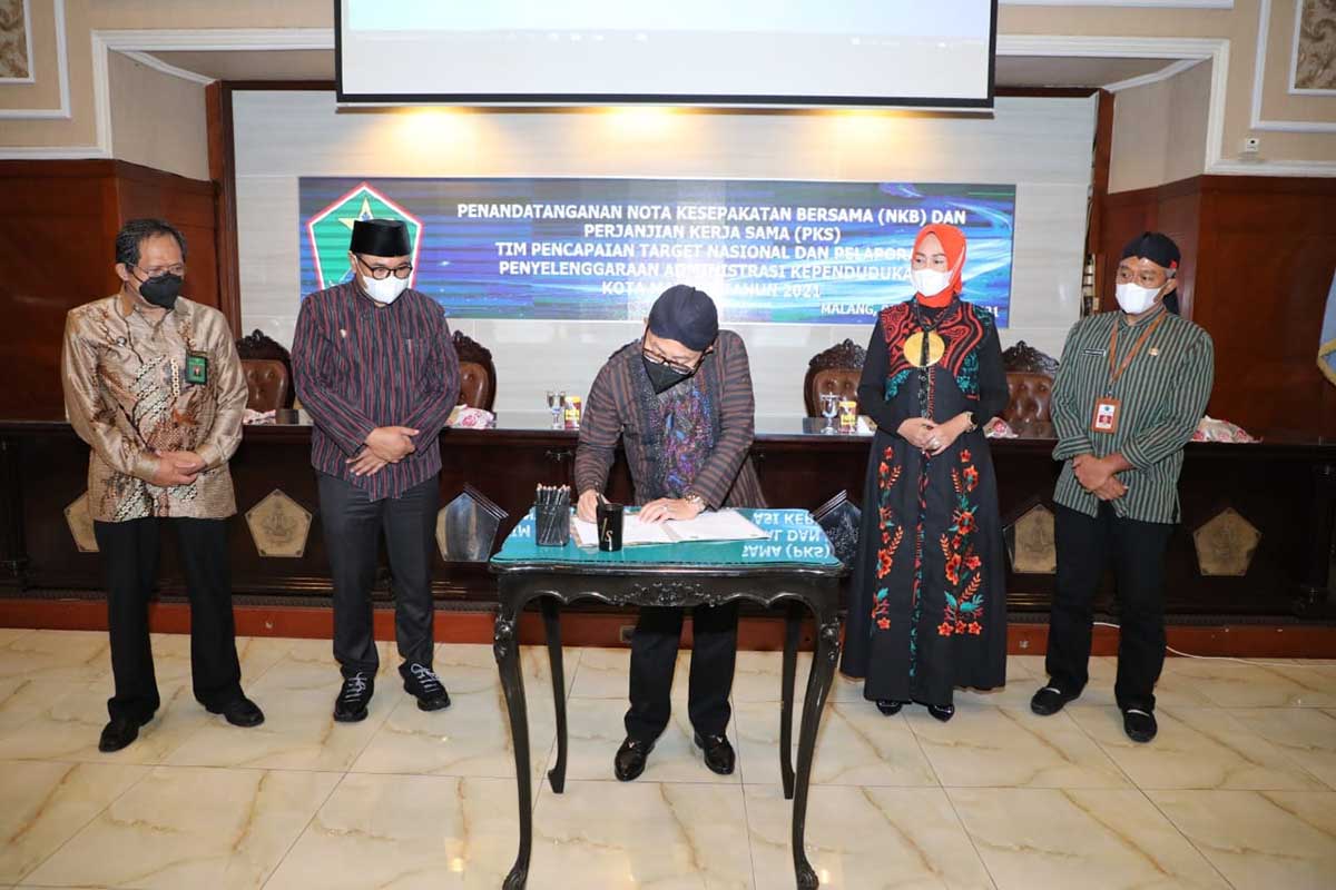 Wali Kota menandatangani NKB dan PKS. (ist) - Pemkot Malang Optimis Gerakan Satu Data Capai Target Nasional