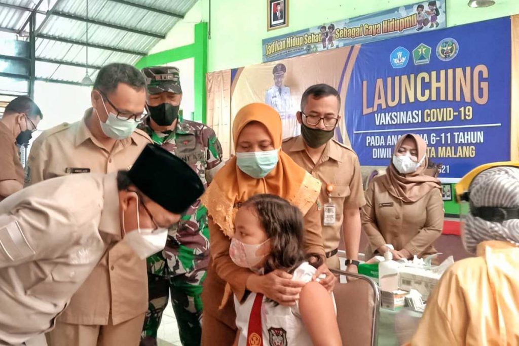 Walikota Malang, Drs H Sutiaji meninjau langsung proses vaksinasi anak. (ist) - Kota Malang Target 76 Ribu Vaksin Anak Usia 6-11 Tahun