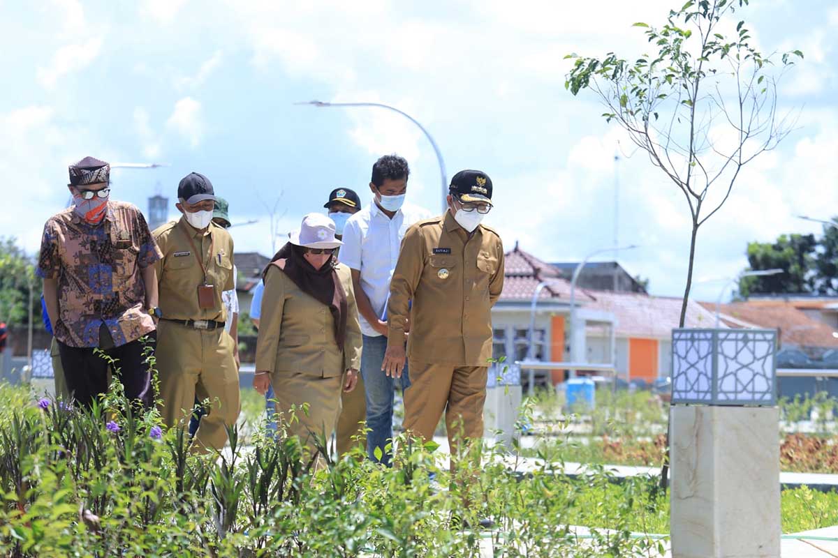 Walikota Malang Sutiaji bersama jajaran meninjau kemajuan pembangunan Taman Bunga Merjosari. (ist) - Taman Bunga Merjosari Bakal Menambah Ruang Terbuka Hijau Baru