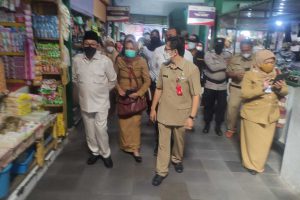 Walikota Malang bersama rombongan Forkopimda dan TPID sidak pasar Klojen. (rhd) - Pemkot Malang Sebut Harga Kebutuhan Pokok Masih Terkendali