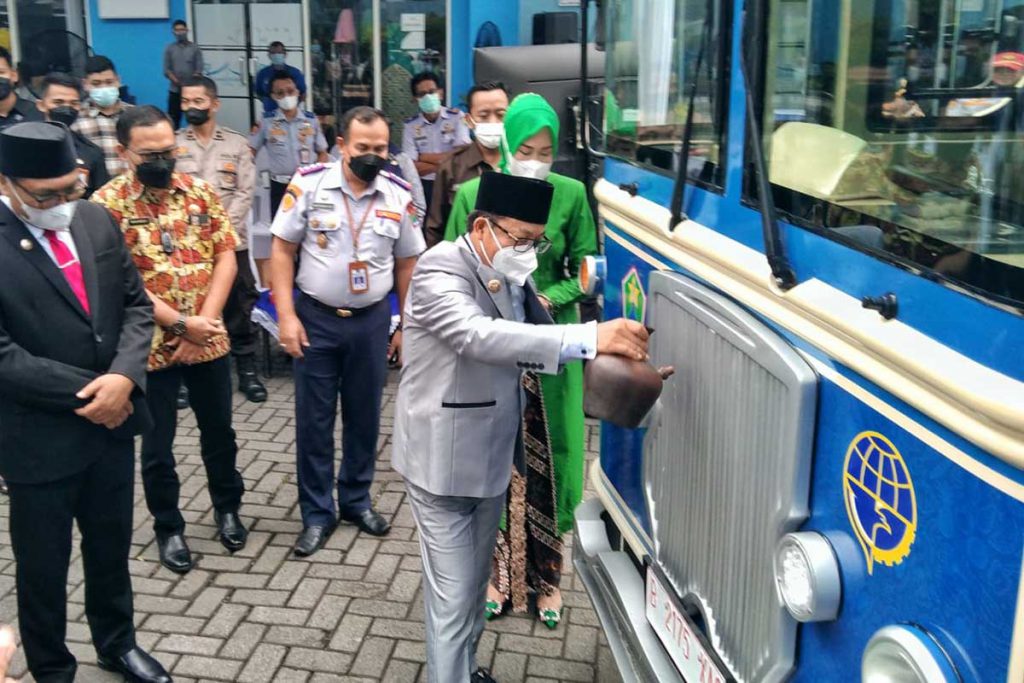 Walikota Malang melaunching armada baru Bus Macyto. (jaz) - Pemkot Malang Resmikan e-Parkir, Macyto, ATCS, Mobil Derek, dan Incar