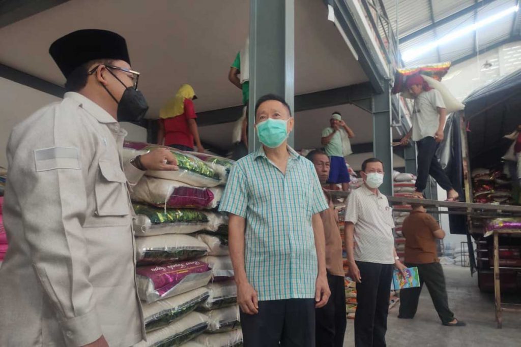 Walikota Malang sidak salah satu distributor beras di Pasar Besar. (rhd) - Stok Beras Kota Malang Aman Hingga Empat Bulan Kedepan