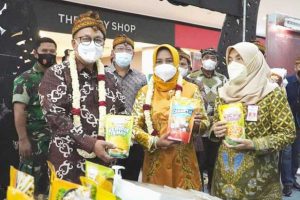 Walikota (tengah) bersama Sesmenkop UKM RI serta Kepala Dinas Koperasi dan UKM Provinsi Jawa Timur memamerkan hasil produksi inkubasi wirausaha UMKM Kota Mojokerto - Sesmenkop UKM RI Apresiasi Expo Hasil Inkubasi Wirausaha UMKM Kota Mojokerto