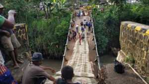 Warga Desa Karangharjo, Kecamatan Glenmore ketika gotong royong membangun jembatan penghubung dua desa darurat. (Foto: Sugito) - Warga Desa Karangharjo Bersama Forpimka Glenmore Gotong Royong Bangun Jembatan Darurat