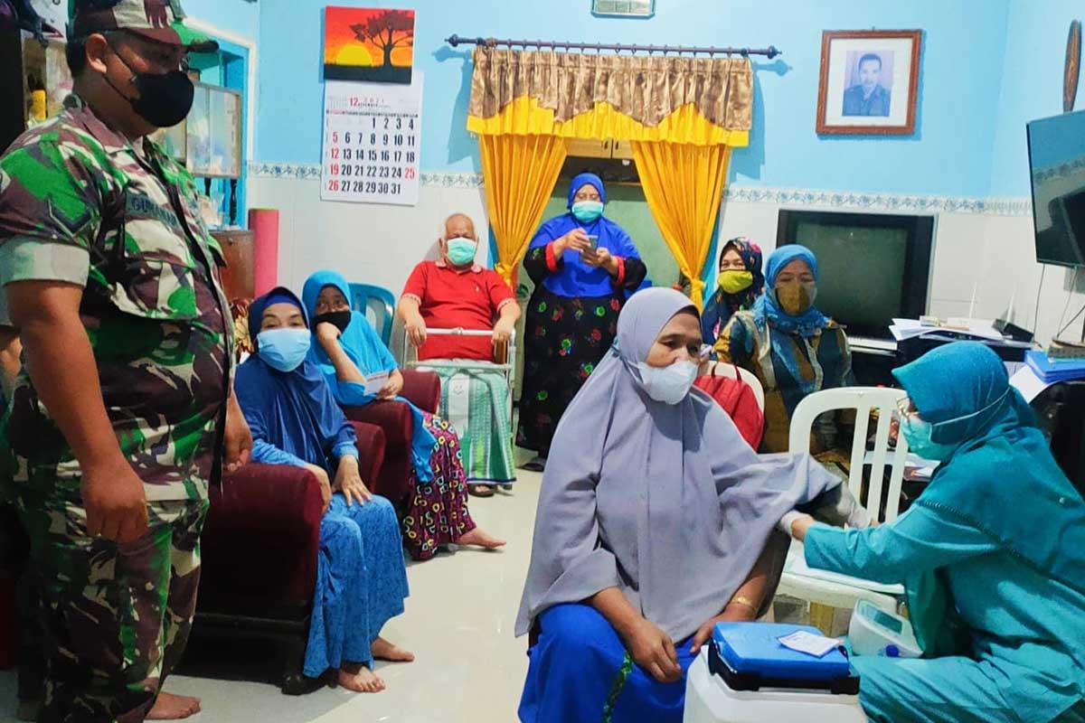 Warga lansia Kiduldalem mengikuti vaksinasi door to door. (ist) - 25 Lansia Kiduldalem Jalani Vaksinasi Door to Door