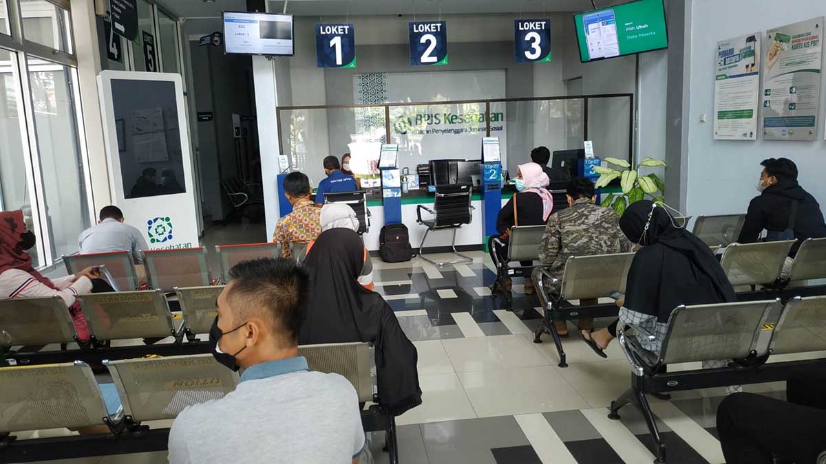 Warga sedang mengurus administrasi di kantor BPJS Kabupaten Banyuwangi. (Foto: Kuryanto, Memo-X) - BPJS Kesehatan Non Aktifkan 246 Ribu Peserta BPJS