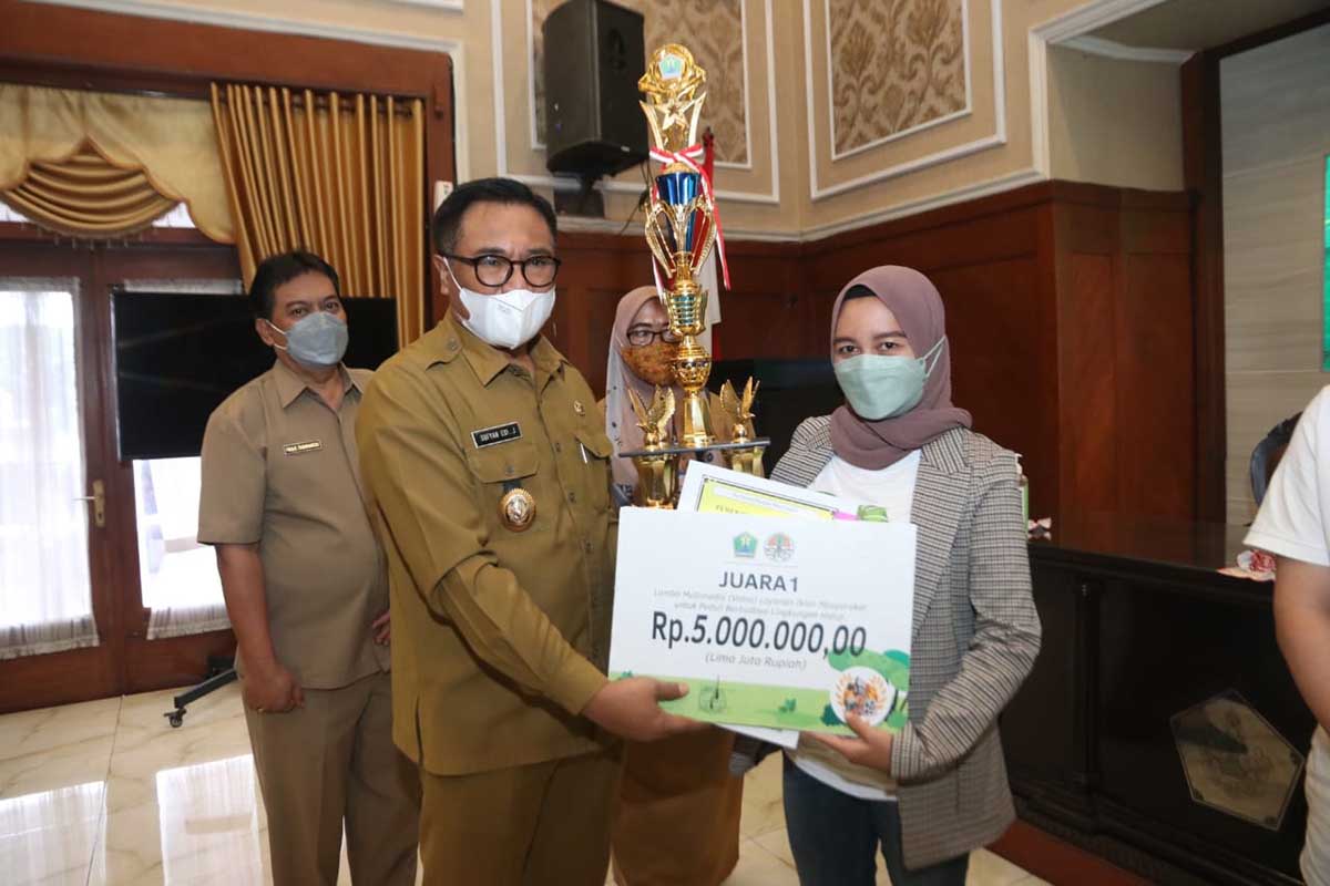 Wawali menyerahkan penghargaan kepada salah satu pemenang. (ist) - Pemkot Malang Berikan Apresiasi Sekolah Adiwiyata dan Lomba Multimedia