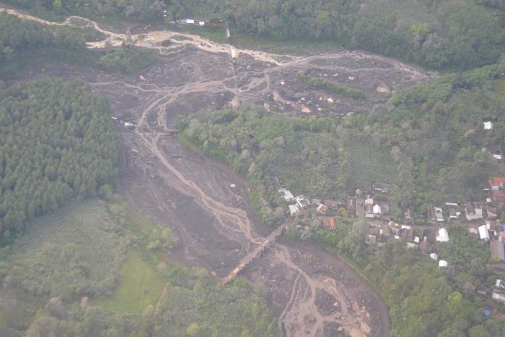 Wilayah terdampak erupsi gunung Semeru nampak dari udara. (ist) - Danlanud Abd Saleh-Bupati Lumajang Monitoring Wilayah Erupsi Gunung Semeru
