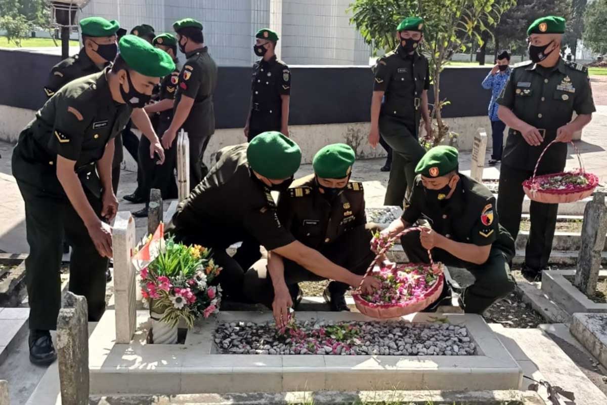 Ziarah Tabur Bunga di TMP Suropati. (ist) - Kodim 0833 Kota Malang Ziarah Tabur Bunga di TMP Suropati