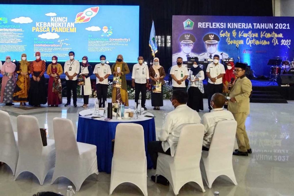 ASN mendapat reward dari Walikota Malang. (jaz) - Pemkot Malang Optimis 2022 Selesaikan PR Pembangunan