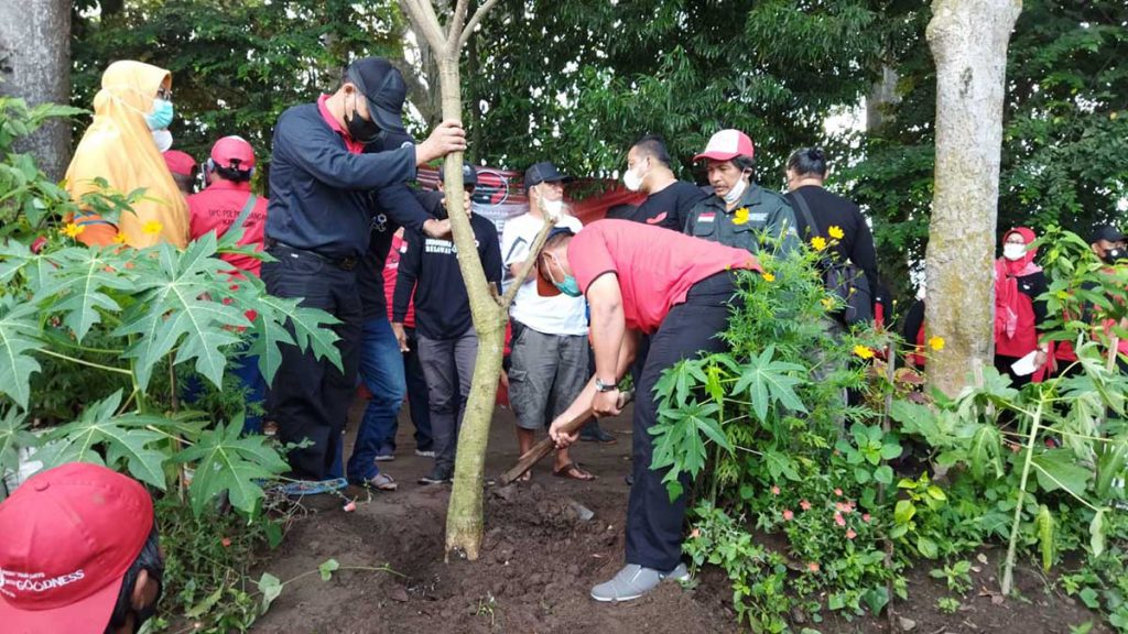 Aksi penanaman ribuan pohon di sumber mata air Tentrem yang berada di Desa Kerkep Kecamatan Gurah Kabupaten Kediri, Minggu (16/01/2022) - Kader PDI P Gandeng Relawan Peduli Lingkungan Tanam Ribuan Pohon