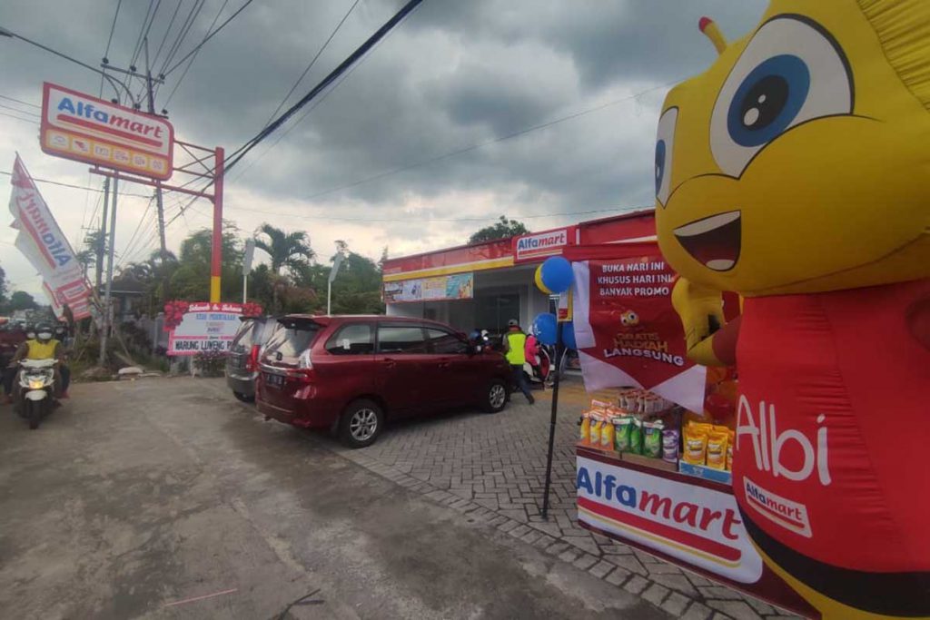 Alfamart Bumdes Maju Bersama berada di jalur utama Malang-Batu. (rhd) - Toko Bumdes Maju Bersama Desa Tunjungtirto Naik Kelas Minimarket Modern Alfamart