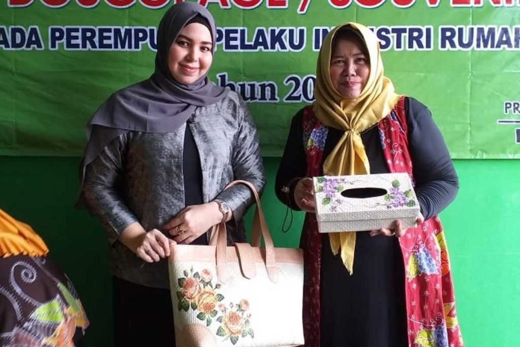 Aminah Hadi bersama pemilik Griya Srikandi Katarina Suhendar. (ist) - Aminah Hadi Dorong Decoupage Sebagai Gerakan Industri Rumahan