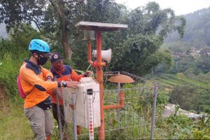 Anggota BPBD Batu memasang Early Warning Sistem. (ist) - Antisipasi Longsor, BPBD Batu Pasang Early Warning System