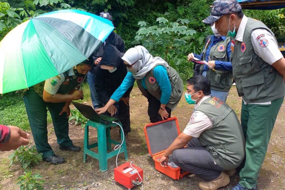 Anggota BPBD Batu praktek menggunakan Seismograf portable di Desa Tlekung. (ws3) - BPBD Batu Siapkan Seismograf Portable, Telusuri Sejumlah Titik Rawan Keretakan Tanah