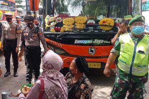 Anggota Kodim 0808/ Blitar, Polres Blitar Kota dan Satpol PP Kota Blitar operasi yustisi gabungan selama PPKM Level 1 di PIPP Kota Blitar. (leh) - Petugas Gabungan Kota Blitar Gencarkan Operasi Yustisi PPKM Level I