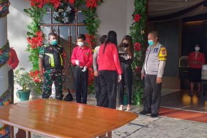 Anggota Kodim 0833 all out pengamanan Nataru di sejumlah gereja. (ist) - Anggota Kodim 0833 All Out Pengamanan Nataru