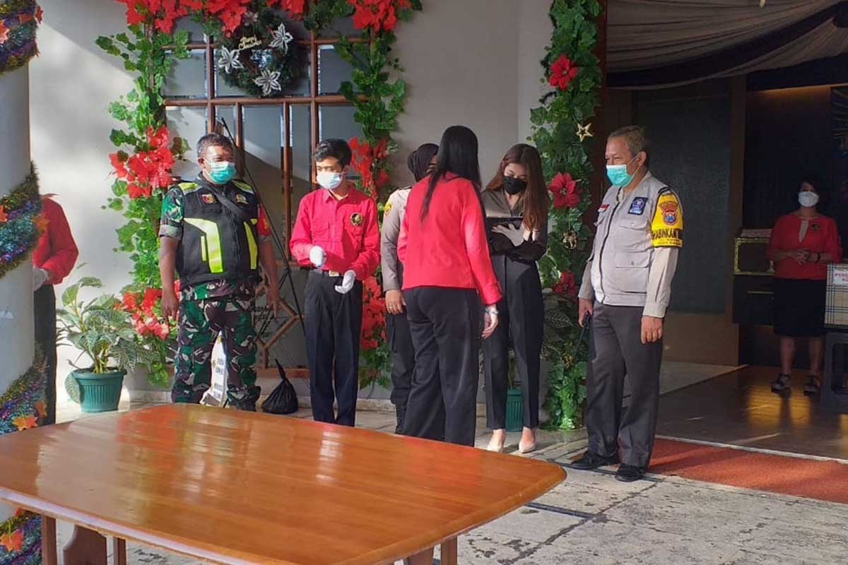 Anggota Kodim 0833 all out pengamanan Nataru di sejumlah gereja. (ist) - Anggota Kodim 0833 All Out Pengamanan Nataru