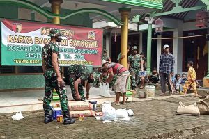 Anggota Koramil 0833/02 Kedungkandang gotong royong bersama warga setempat. (ist) - Koramil 0833/02 Kedungkandang Bantu Warga Tlogowaru Perbaiki Musholla Al Ikhsan