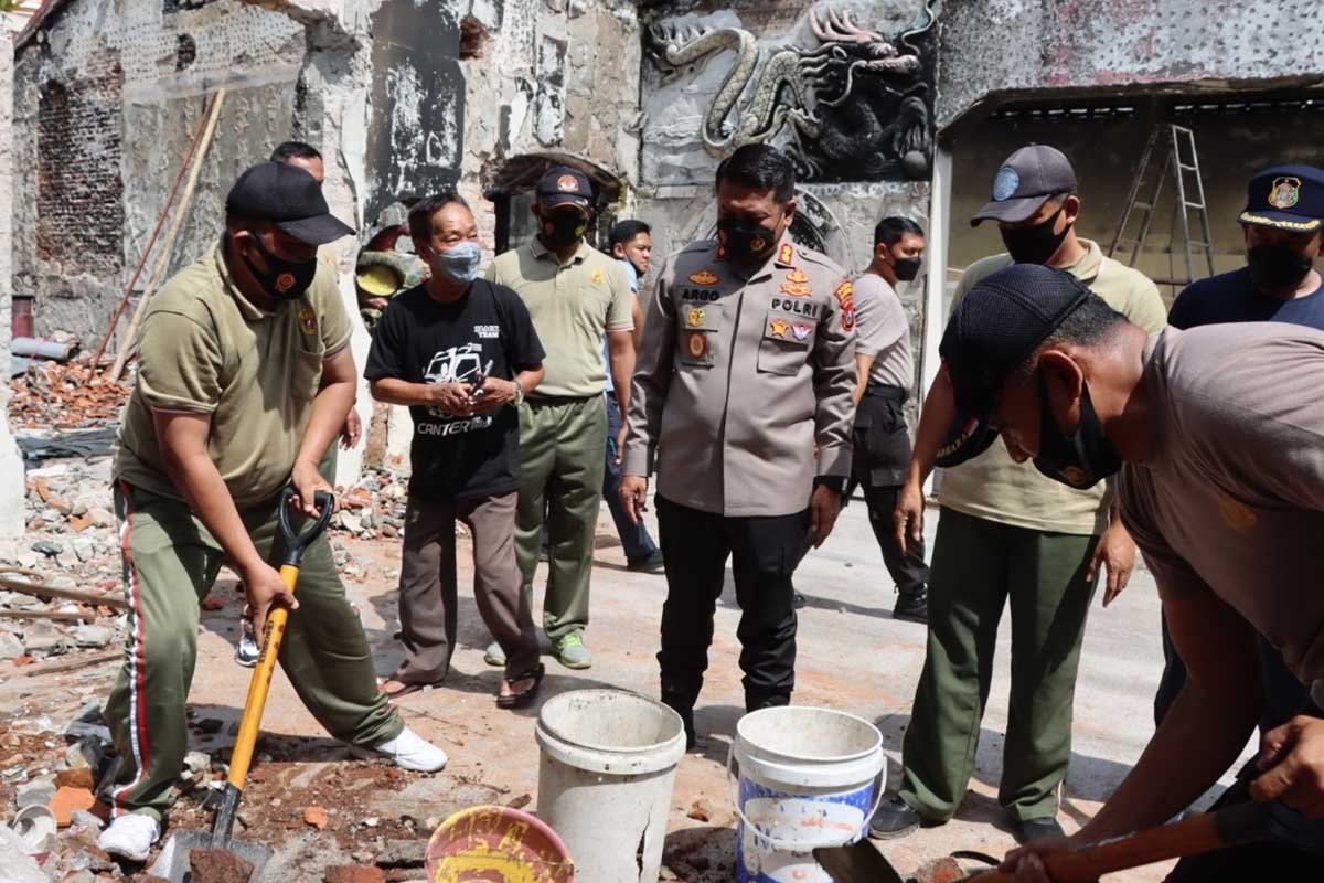Anggota Polres Blitar Kota, Kodim 0808/Blitar dan Kecamatan Sukorejo Kota Blitar gotong royong membersihkan Klenteng Poo An Kiong di Kota Blitar. (leh) - Jelang Imlek, Puing Kebakaran di Klenteng Poo An Kiong Kota Blitar Mulai Dibersihkan