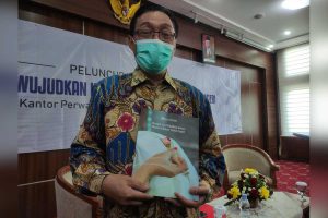 Azka Subhan Aminurridho, menunjukkan buku 'Merajut Asa Wujudkan Karya, Memberi Makna Untuk Negeri'. (rhd) - Sepekan Jelang Pindah Tugas, Azka Subhan Launching Buku Rekam Jejak BI Malang - Berjudul 'Merajut Asa Wujudkan Karya, Memberi Makna untuk Negeri'