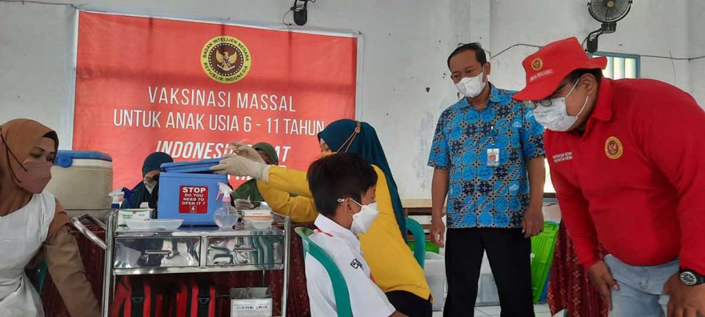 BIN Daerah Jawa Timur menggelar vaksinasi siswi Sekolah Dasar Petra Balowerti Kota Kediri, dan menyediakan sebanyak 500 dosis, Selasa (18/1/2022) - Binda Gelar Vaksin Massal Covid-19 untuk Anak Usia 6-11 Tahun