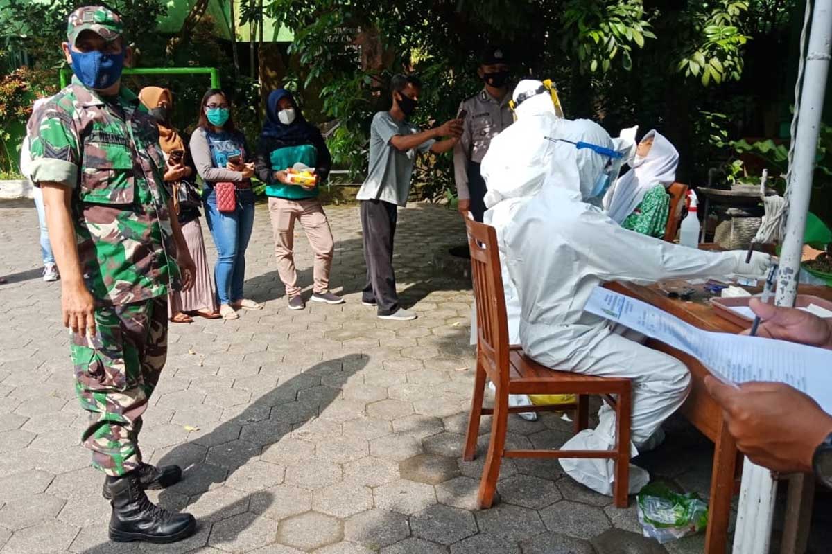 Babinsa Bandungrejosari dan Nakes Puskesmas Janti lakukan 3T. (ist) - Guru SDN Bandungrejosari 01 Positif Covid-19, Babinsa-Nakes Lakukan 3T