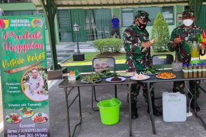 Babinsa Karangbesuki Kuswandi menunjukkan pestisida dari bahan rempah-rempah. (ist) - Babinsa Karangbesuki Kuswandi Ciptakan Pestisida Berbahan Rempah-rempah