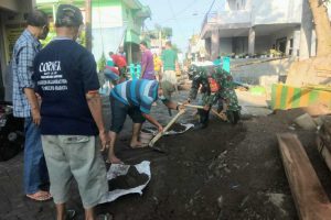 KARYA BAKTI: Babinsa Koptu Rasmadi bersama warga setempat melakukan karya bakti membersihkan lingkungan di Jalan Simokalangan - Babinsa Simomulyo Jadi Pelopor Kebersihan Lingkungan