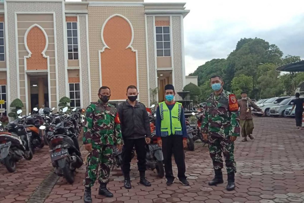 Babinsa Sawojajar dan Polsek Kedungkandang ikut mengawal kajian Haikal Hassan. (ist) - Ratusan Jamaah Padati Kajian Babe Haikal Hassan di Masjid Manarul Islam