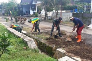 Babinsa bersama Warga RW 03 Cemorokandang kerja bakti perbaiki jalan. (ist) - Babinsa Bersama Warga RW 03 Cemorokandang Kerja Bakti Perbaiki Jalan