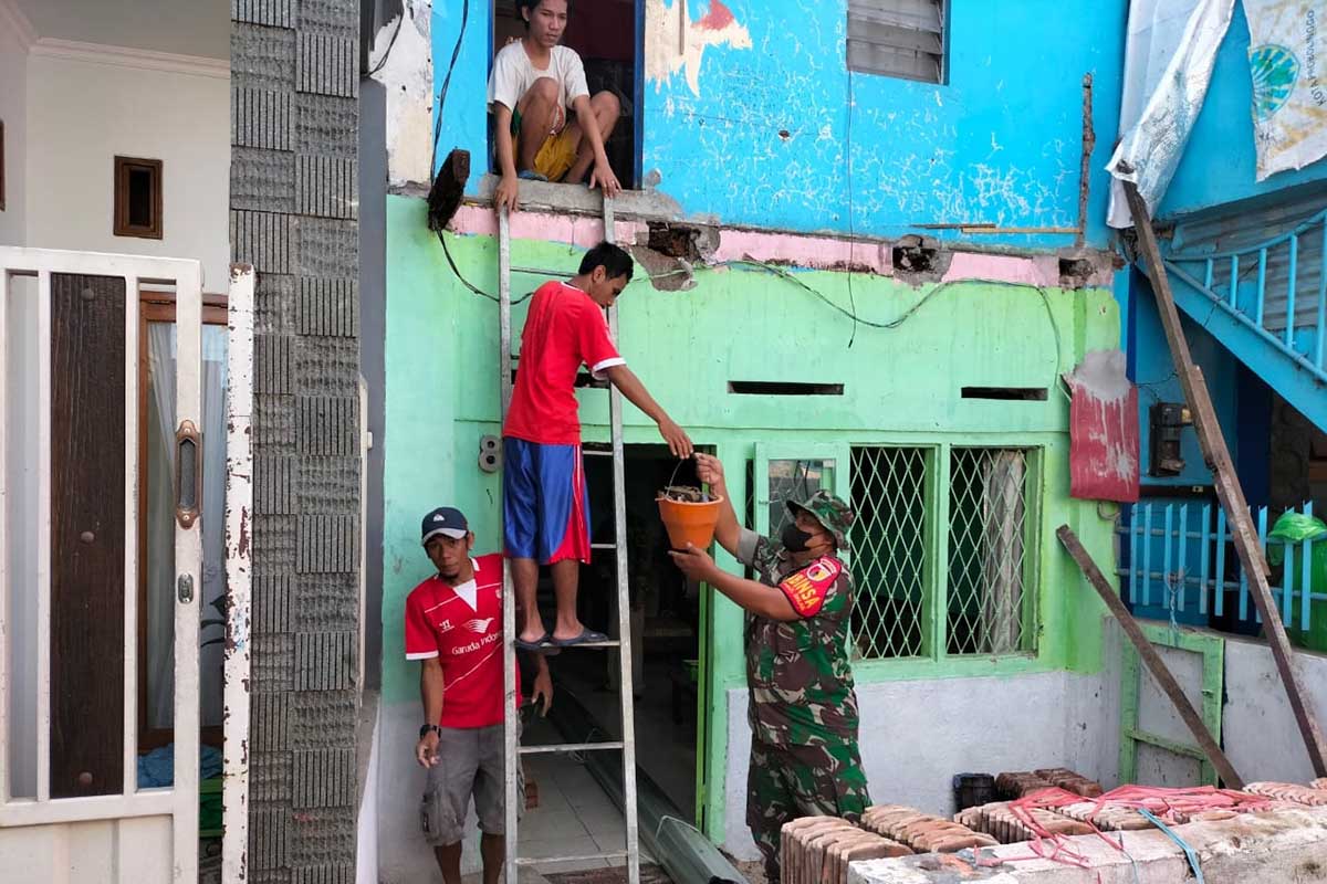 Babinsa bersama warga Kidul Dalem perbaiki rumah Subali. (ist) - Babinsa-Dinsos Bakti Sosial Perbaiki Rumah Warga Kidul Dalem