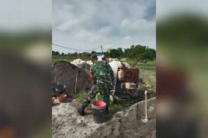 KERJABARENG: Babinsa dan warga kerja bareng membangun plengsengan di Desa Botoputih, Kecamatan Tikung Lamongan - Bareng Warga, Babinsa Koramil Tikung Buat Plengsengan