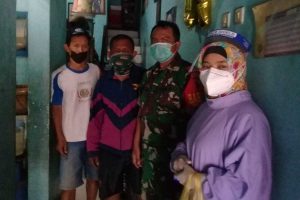 Babinsa, perangkat RT-RW, bersama nakes Puskesmas Ciptomulyo mendatangi rumah warga positif covid-19. (ist) - Lakukan 3T, Babinsa Temukan Satu Pasien Covid-19 di Ciptomulyo