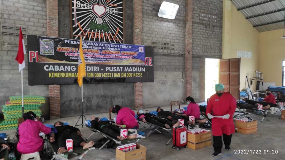 Bagi siswa yang selesai donor diberikan sabuk. Untuk siswa yang sabuk hijau naik ke sabuk putih, dan yang sabuk merah muda naik ke Hijau - 1046 Siswa PSHT Kediri Naik Tingkat Wajib Donor Darah