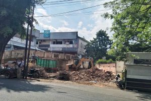 Bangunan eks Mess Persema dan DLH tengah dikeruk oleh alat berat. (jaz) - Bekas Mess Persema dan Kantor DLH Dibongkar, Dialihfungsikan Parkir Vertikal