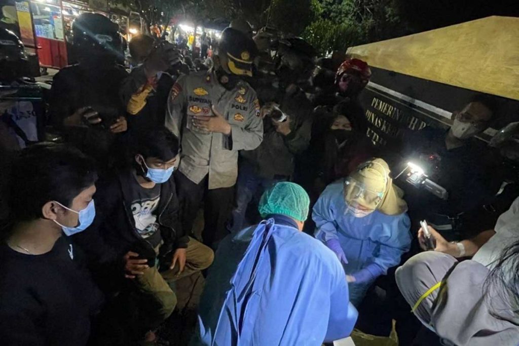 Beberapa pelanggar prokes dites usap di tempat. (ist) - Pemkot Malang Operasi Penindakan Pelanggar Prokes di Sejumlah Titik Kerumunan Massa